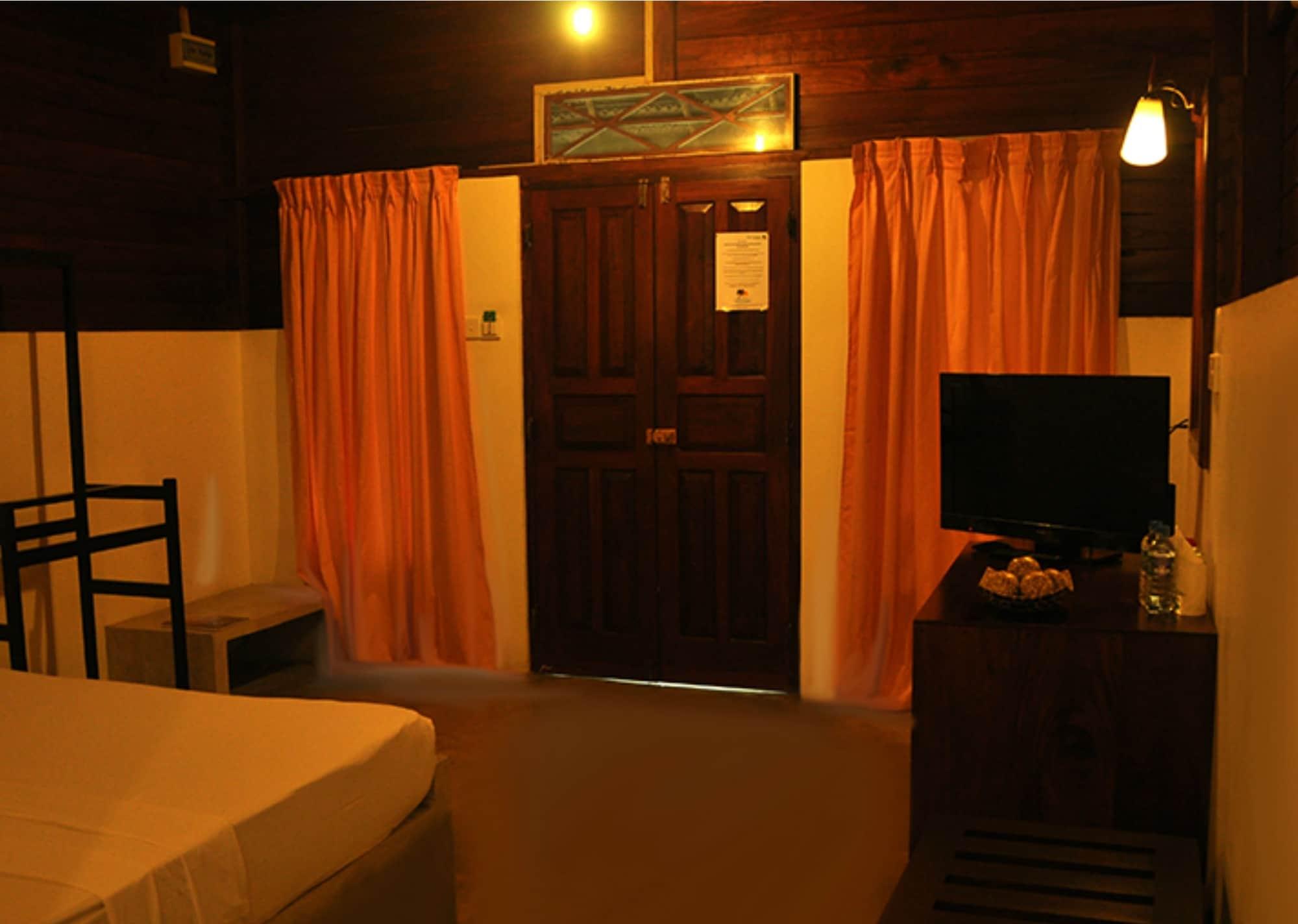 Lagoon Paradise Beach Resort Тангалла Экстерьер фото