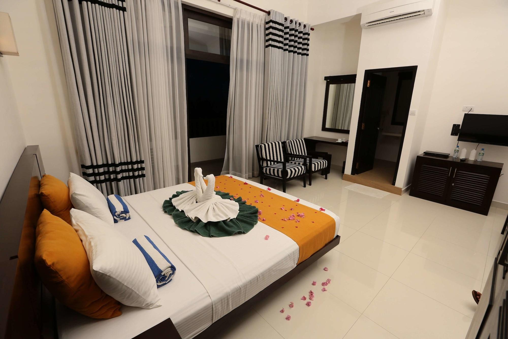Lagoon Paradise Beach Resort Тангалла Экстерьер фото