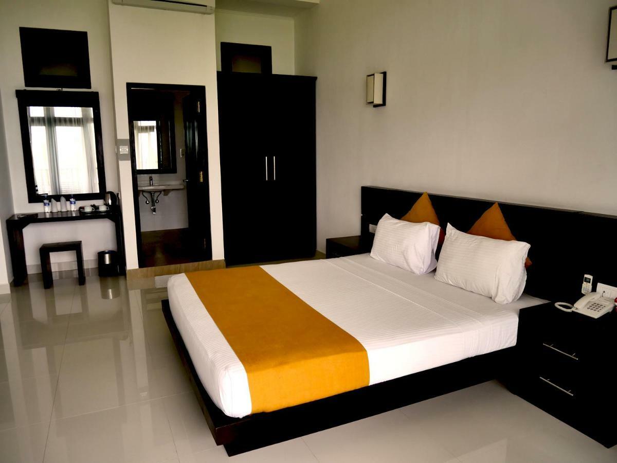 Lagoon Paradise Beach Resort Тангалла Экстерьер фото
