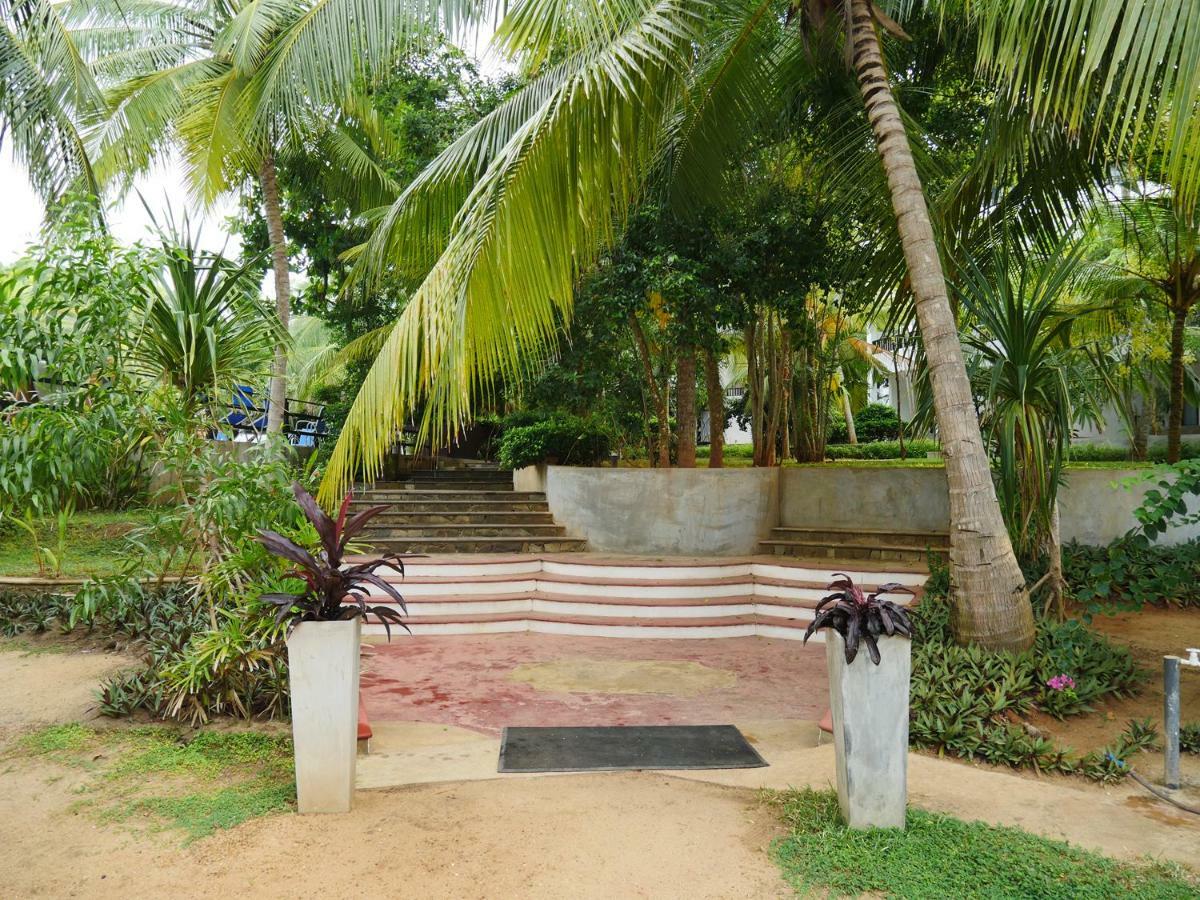 Lagoon Paradise Beach Resort Тангалла Экстерьер фото